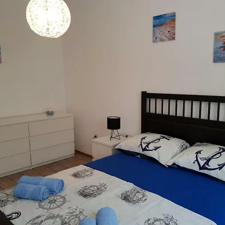 Apartment Mate *