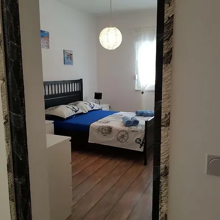 Apartment Mate *
