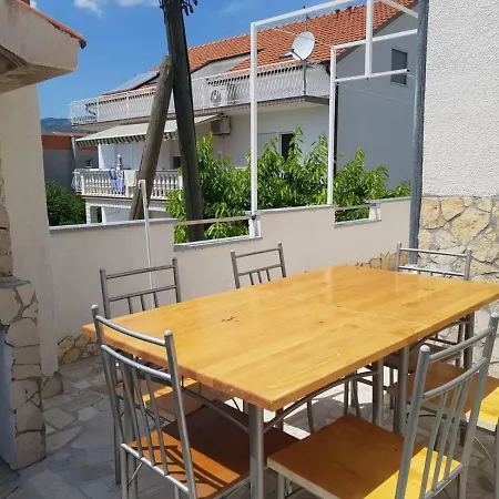 Apartment Mate *